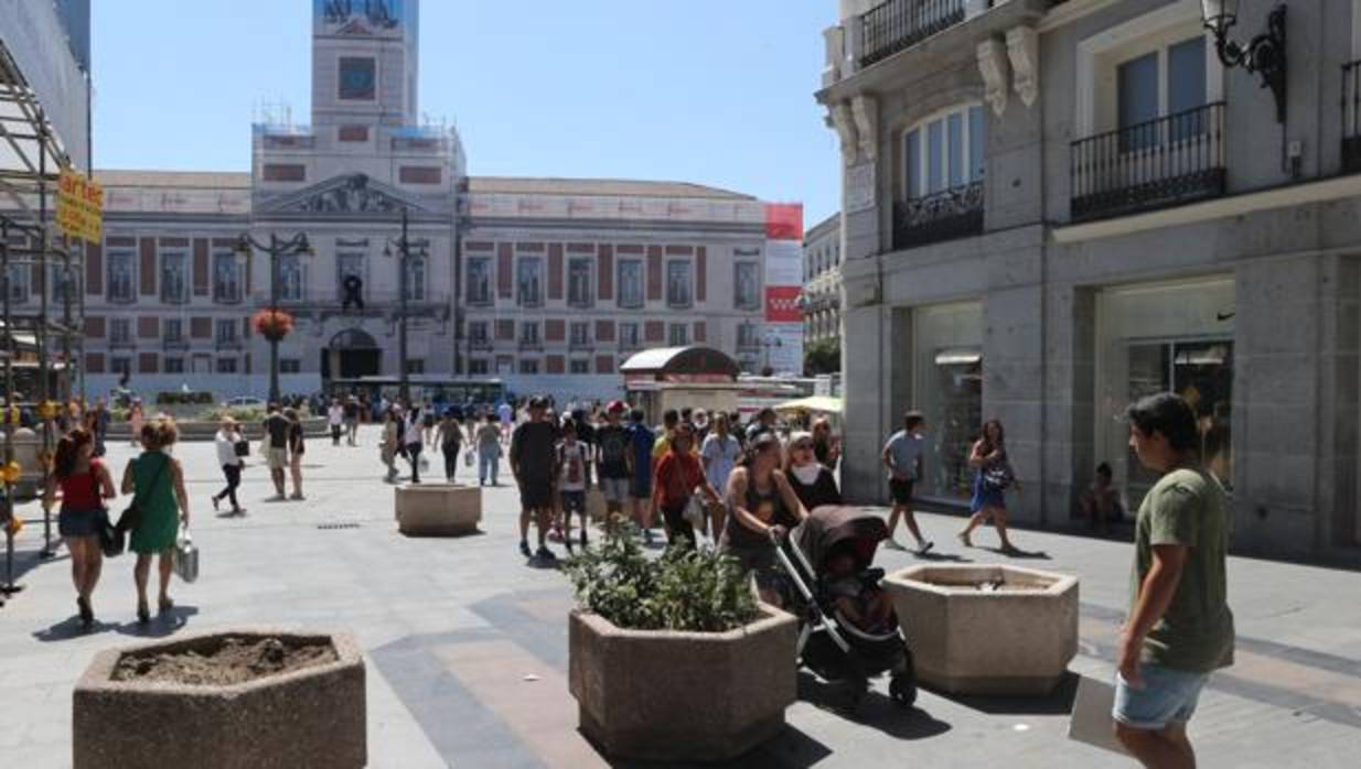 Bolardos en la Puerta del Sol después del atentado en Las Ramblas