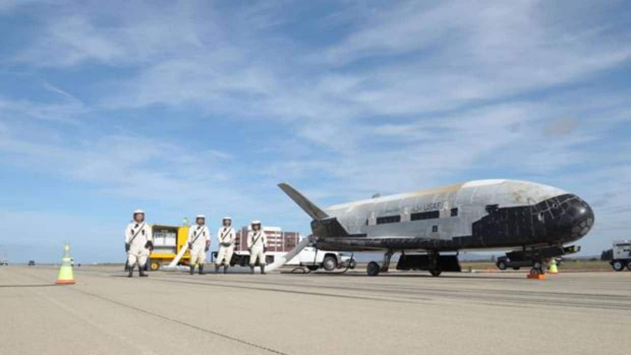 Uno de los dos aparatos X-37B en la pista. Es capaz de pasar hasta casi dos años en el espacio y aterrizar en una pista como un avión corriente