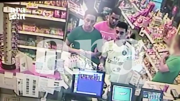 La cámara de una gasolinera grabó a los terroristas comprando antes de atacar