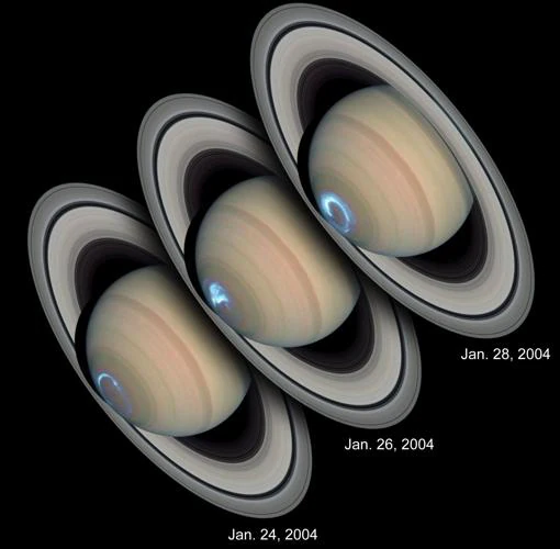 Auroras en Saturno, cuyo origen no está claro. No están provocadas por el viento solar, sino por el campo magnético del planeta, 578 veces más potente que el de la Tierra