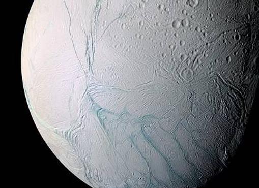 Torturada superficie de hielo de la luna Encélado, tal como la vio Cassini en 2006