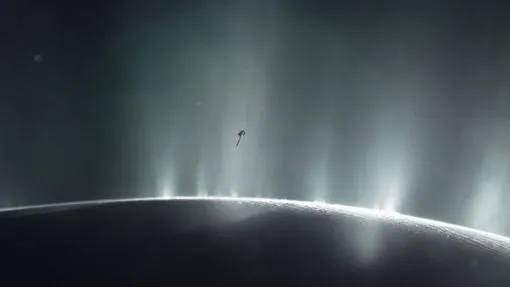 Dibujo de la nave Cassini sobrevolando las plumas de hielo de Encélado, una luna de Saturno