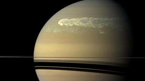 Una gran tormenta rodea todo el planeta Saturno en el año 2011