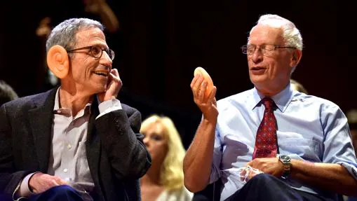 Eric Maskin, Nobel de Economía en 2007, y Oliver Hart, Nobel de Economía en 2016, se prueban unas orejas de plástico durante la ceremoniat