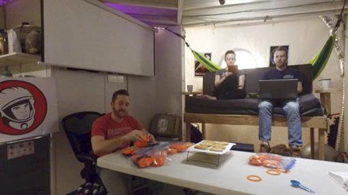 Los colonos «marcianos» acaban su misión tras ocho meses de aislamiento