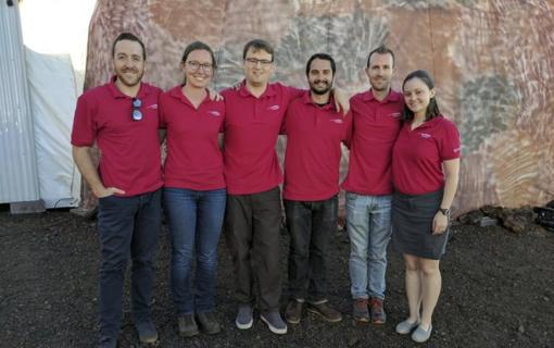 El equipo de la misión, antes de entrar en el hábitat, en enero