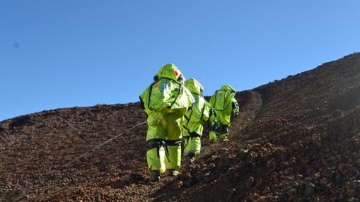 Misión al exterior, con trajes que simulan la indumentaria de un astronauta