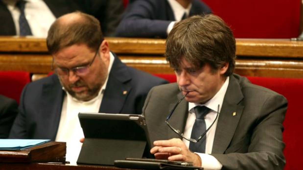 Puigdemont y Junqueras amenazan por carta a los alcaldes para que cedan locales donde poder votar el 1-O