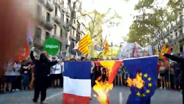 La CUP quema banderas de España y Francia y homenajea a etarras