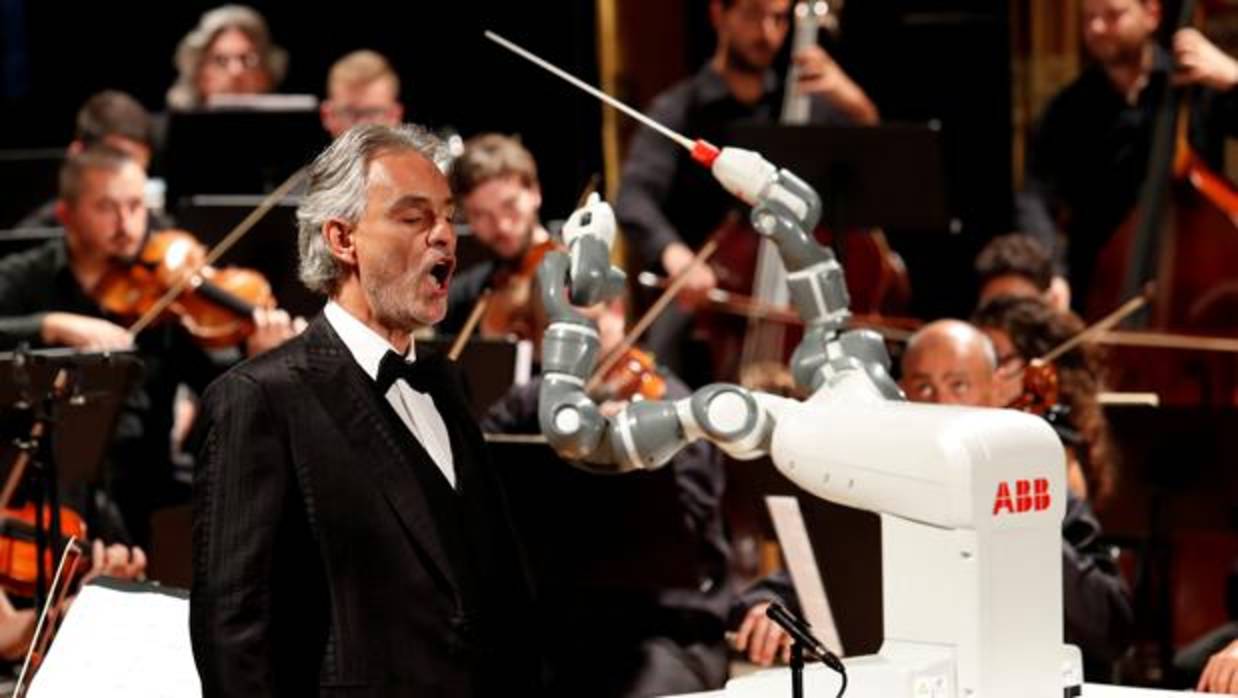 El robot YuMi roba la escena a Andrea Bocelli