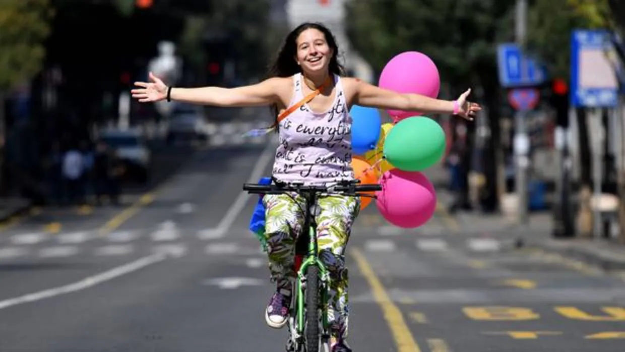 Pamplona quiere que las mujeres se empoderen enseñándoles a montar en bicicleta