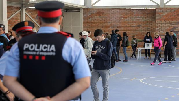 La ley de los Mossos recoge como falta muy grave «el abandono del servicio» y la «infidelidad a la Constitución»