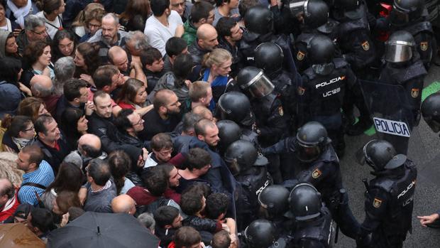 La desidia de los Mossos fuerza a una intervención tardía en los colegios electorales