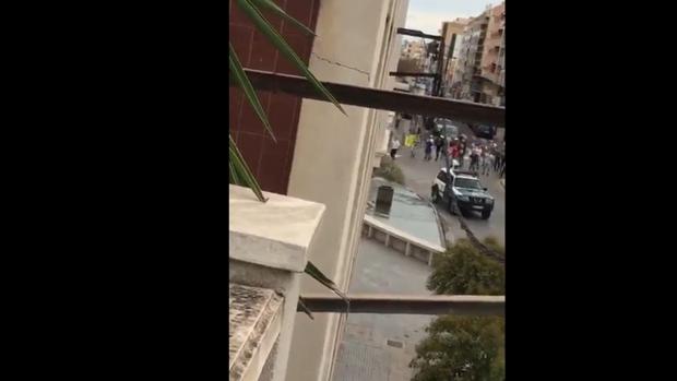 Vídeos: lluvia de piedras y agresiones a policías y agentes de la Guardia Civil durante el 1-O