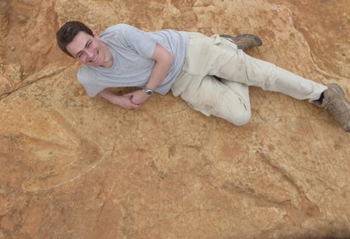 El paleontólogo Fabien Knoll junto a las huellas de la especie recién descubierta