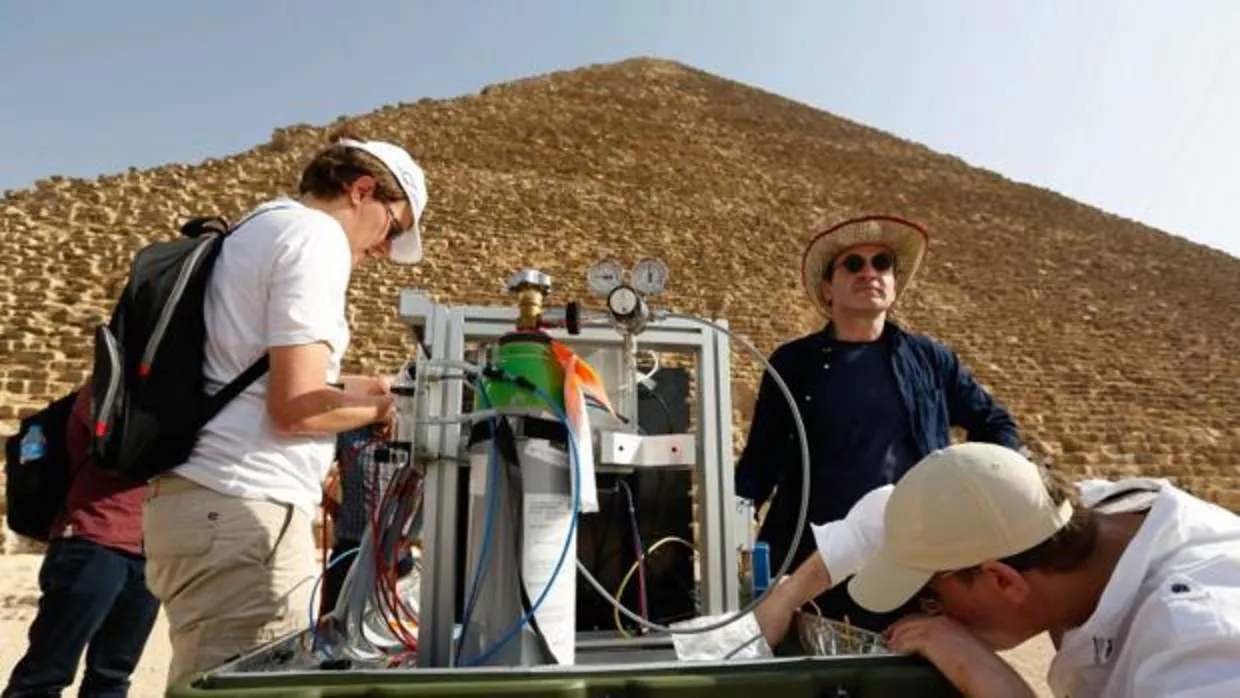 Científicos trabajan con un detector de muones para tratar de «radiografiar» el interior de la pirámide