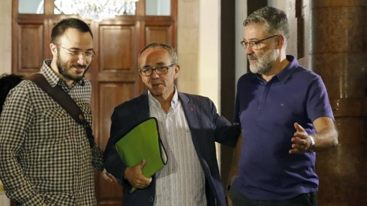 Los diputados de la CUP, Albert Botran (i) y Carles Riera (d), junto al portavoz de CSQEP, Joan Coscubiela (c)