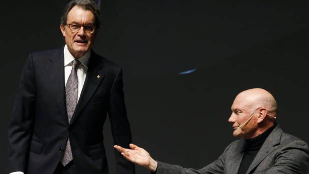 El expresidente de Cataluña Artur Mas y el exlehendakari Juan José Ibarretxe, en un acto en San Sebastián en febrero de 2017