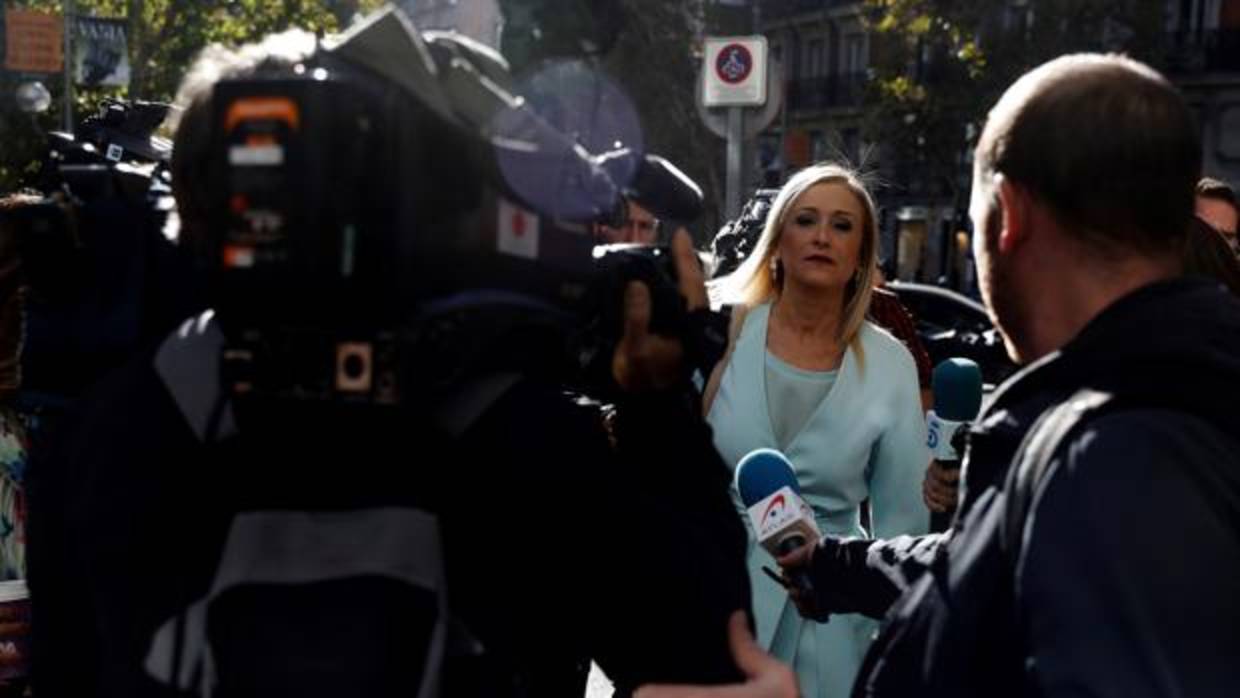 Cifuentes espera ver inhabilitado a Puigdemont «lo antes posible»