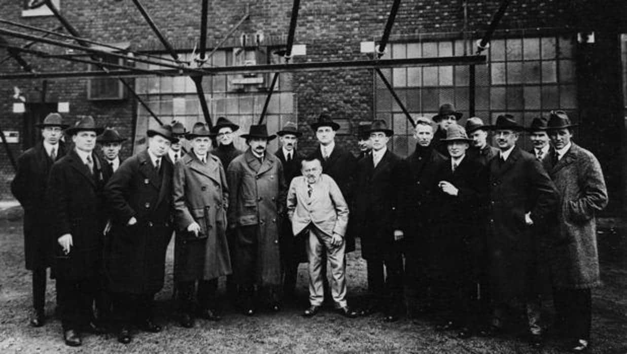 Charles Proteus Steinmentz, en el centro de la foto, en la que también aparece Albert Einstein, tomada en la estación Marconi en Somerset, Nueva Jersey, en 1921