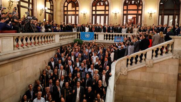 El Constitucional suspende la declaración de independencia del Parlament