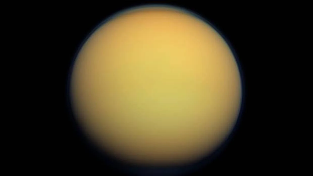 Titán es la única luna del Sistema Solar con una atmósfera densa. Está compuesta sobre todo por ntirógeno, como la terrestre