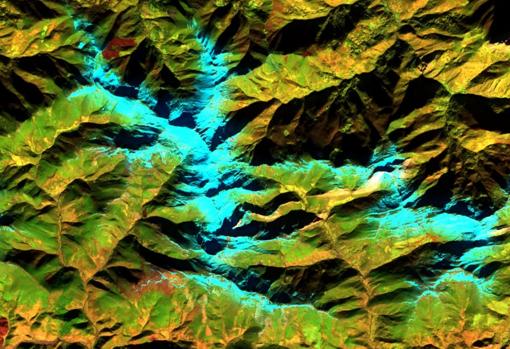 Imagen captada por Copernicus en la montaña leonesa-asturiana, el 16 de noviembre 2017. La nieve aparece en azul, la superficie quemada en marrón y la vegetación en verde