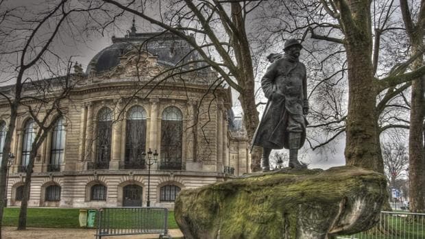Un hombre roba sin dificultad una escultura de Botero en París