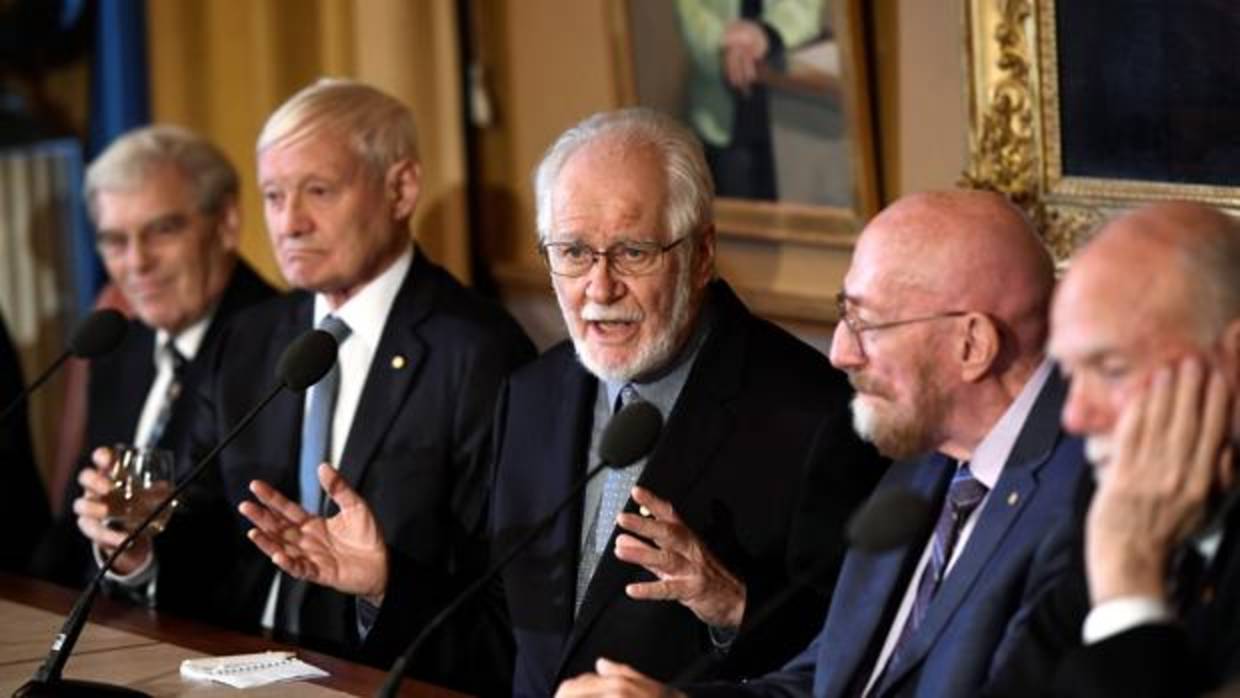 Los ganadores del Nobel de Química 2017, el británico Richard Henderson, el germano-estadounidense Joachim Frank, y el suizo Jacques Dubochet, y los cientícos estadounidenses galardonados en Física, Kip S. Thorne y Barry Barish, ofrecen una rueda de prensa en la Real Academia Sueca de las Ciencias en Estocolmo, Suecia, este jueves