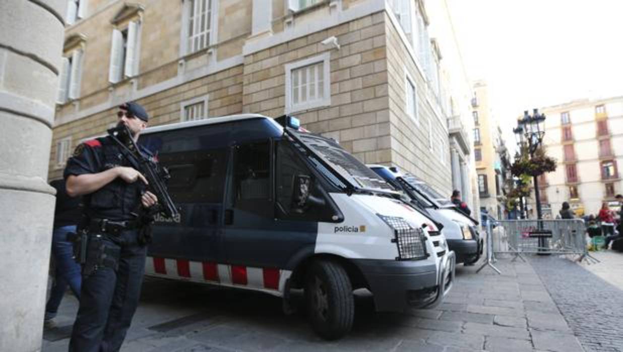 Los Mossos d'Esquadra están registrando dos viviendas de Sant Pere de Ribes (Barcelona)