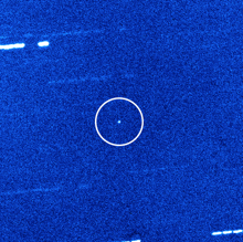 Oumuamua (en un círculo) visto por el Telescopio William Herschel de 4,2 m en La Palma. Las estrellas de fondo y las galaxias aparecen como rayas debido al telescopio que sigue al objeto mientras se mueve por el cielo