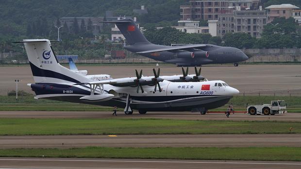 El mayor avión anfibio del mundo realiza su vuelo inaugural en China