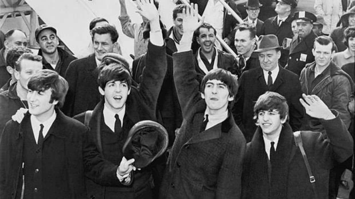 Los Beatles: McCartney (segundo hacia la derecha) con Lennon, Harrison y Starr, arribando en el Aeropuerto Kennedy en febrero de 1964.