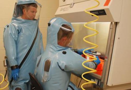 Dos científicos trabajan en condiciones de máximo nivel de bioseguridad, (BSL-4)