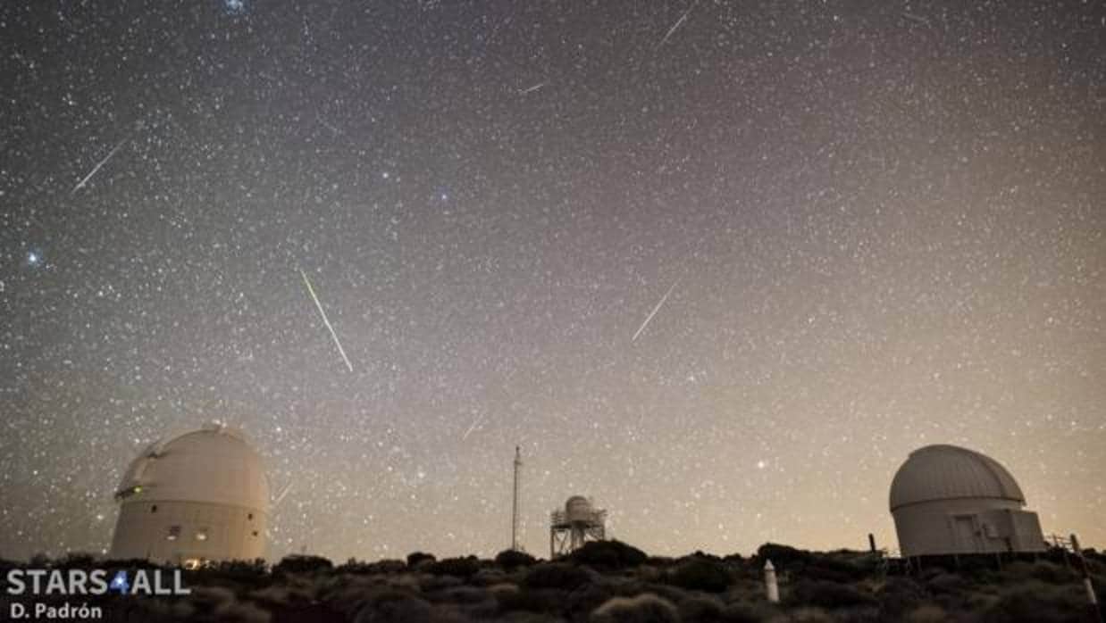 Meteoros registrados en el Observatorio del Teide (IAC) en enero de 2107. La estrella más brillante a la izquierda es Procyon (Canis Minor), Castor y Pollux (Géminis) casi en el centro. El cúmulo que se observa en la parte superior es el del Pesebre (Beehive Cluster) en la constelación de Cáncer. La mayor parte de loa meteoros registrados son Cuadrántidas