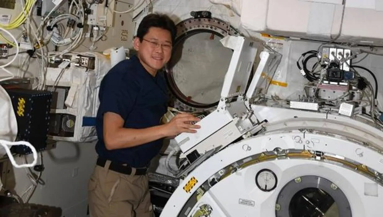 El astronauta japonés Norishige Kanai, en la Estación Espacial Internacional (ISS)
