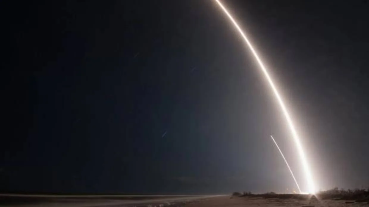 Imagen con alto tiempo de exposición que muestra la estela del lanzamiento del cohete Falcon 9 (derecha) y el rastro dejado con su aterrizaje (izquierda)
