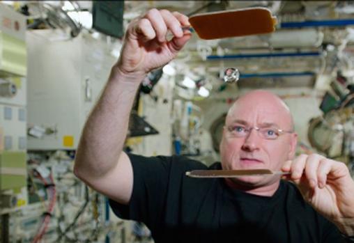 El astronauta jugando al ping pong con una gran gota de agua