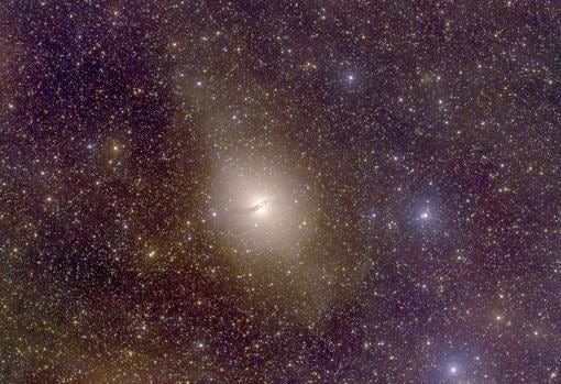 Otra imagen de Centauro A, rodeada por un número incontable de galaxias