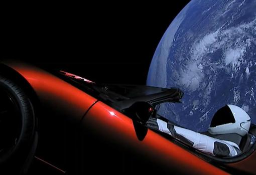 A veces la realidad supera a la ficción. En la imagen, imagen real del descapotable lanzado al espacio