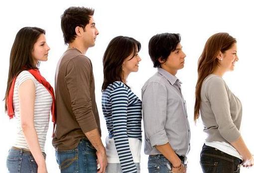 Evolutivamente, hombres y mujeres tienen distintos intereses de partida en la sexualidad, porque su inversión en la reproducción no es simétrica: solo ellas se quedan embarazadas