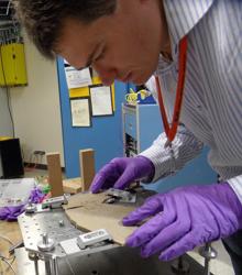 Fabien Knoll, en su laboratorio