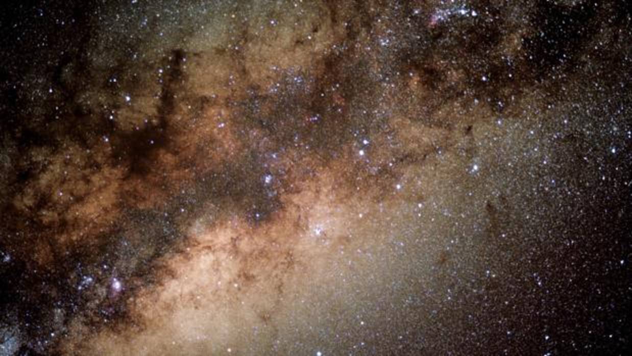 Este es el aspecto que tiene la región central de nuestra galaxia, a 26.000 años luz de la Tierra