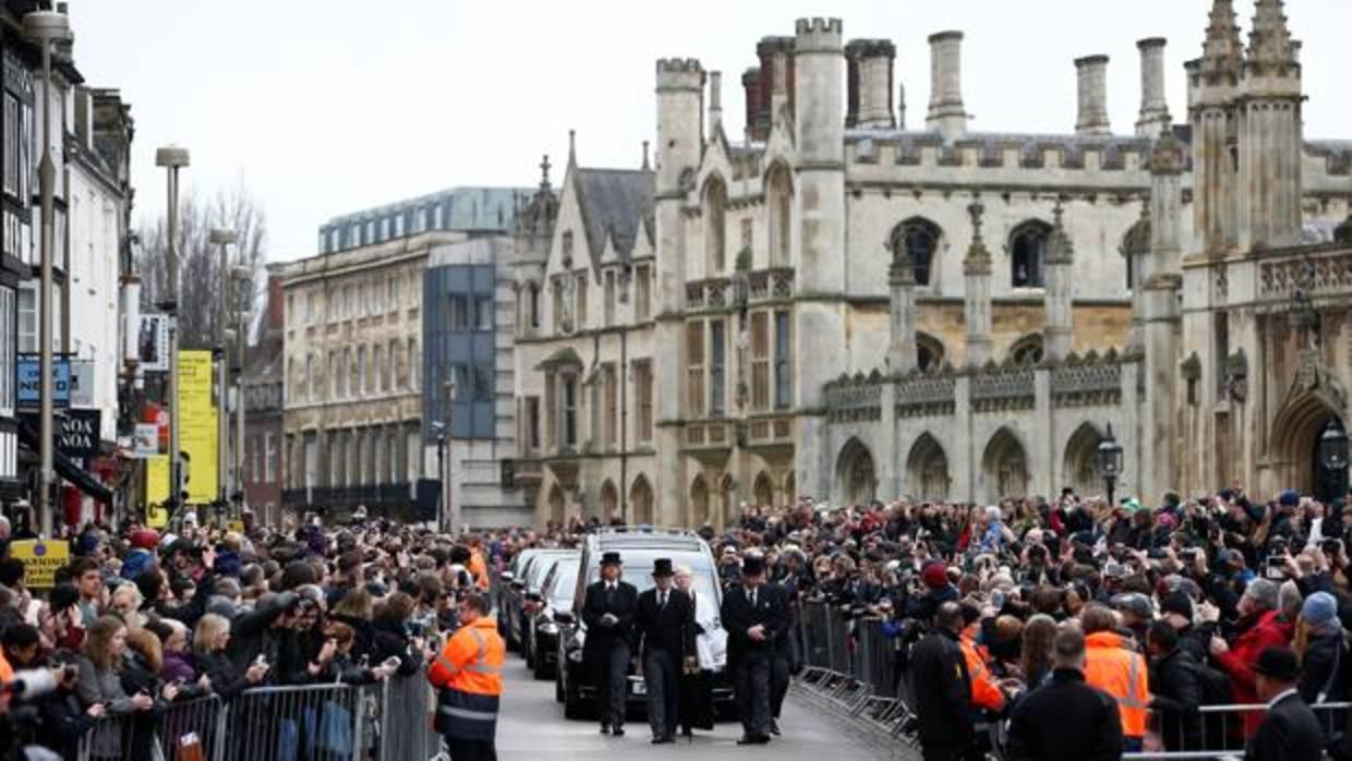 El cortejo fúnebre llega a la Iglesia de St Marys, en Cambridge, donde se celebró el funeral por el físico teórico REUTERS