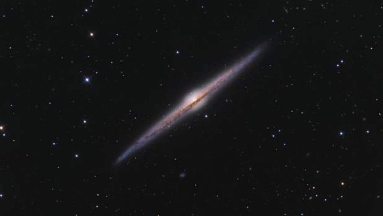 NGC 4565, una galaxia espiral a 30-50 millones de años luz de distancia