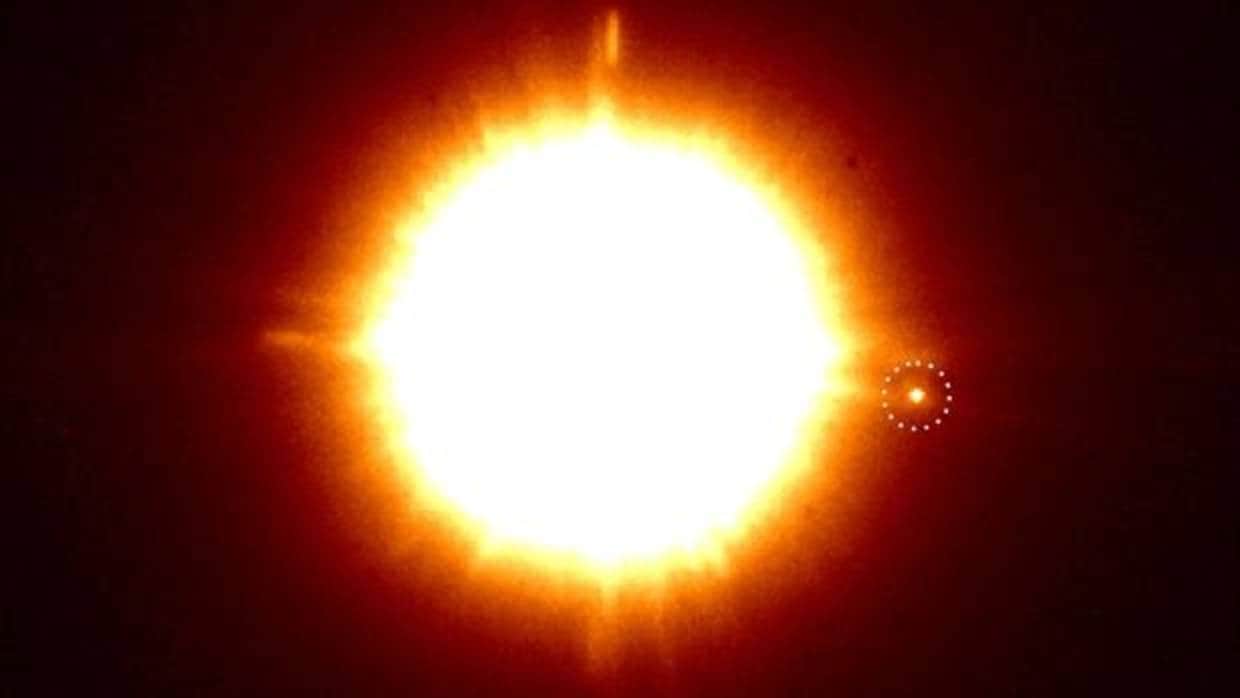 Imagen infrarroja de la estrella binaria CS Cha con el planeta recién descubierto en el círculo
