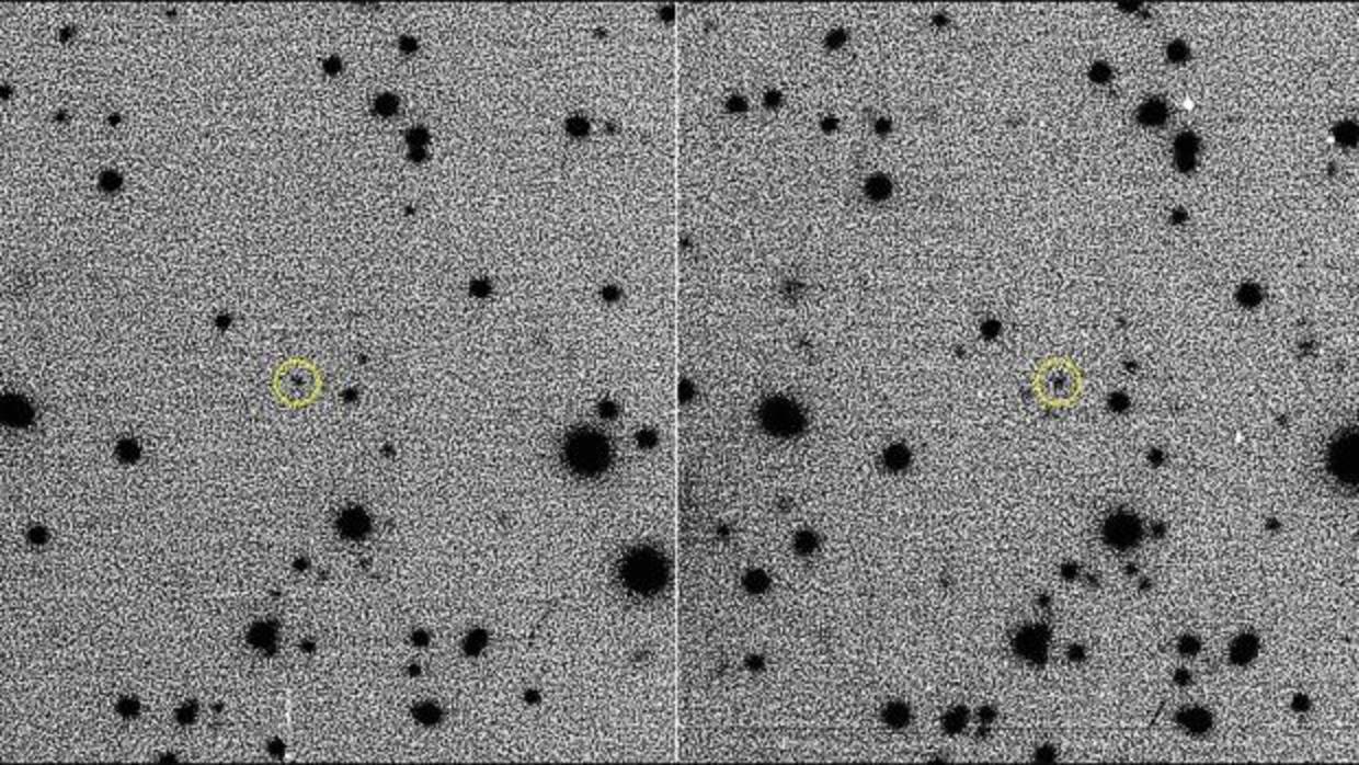 Las estrellas brillantes y el asteroide (en un círculo en amarillo) aparecen en negro y el cielo en blanco en esta imagen negativa