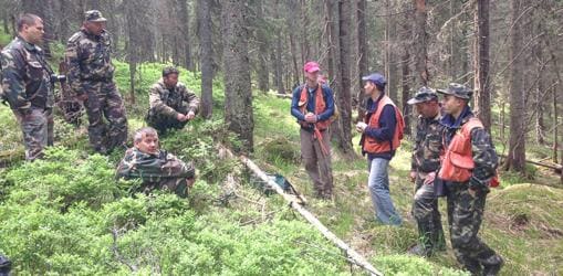 Guardabosques ucranianos en técnicas de medición forestal durante una expedición que condujo a un remoto bosque primitivo en las montañas de los Cárpato