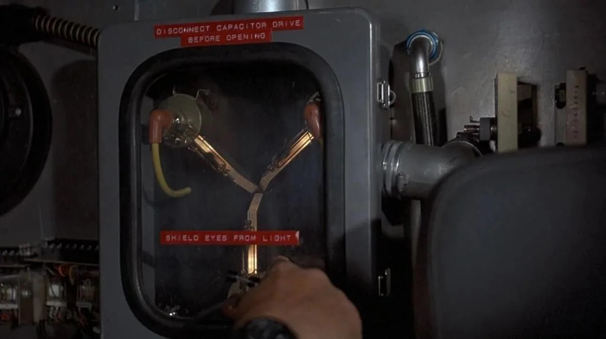 El condensador no permite viajar en el tiempo, pero tiene un diseño similar al de la famosa película «Regreso al Futuro» (en la imagen)