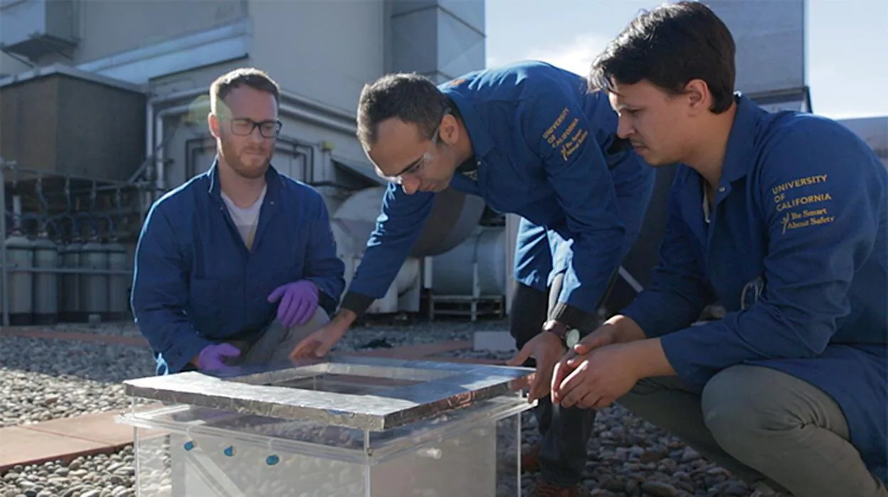 Markus Kalmutzki, Farhad Fathieh y Eugene Kapustin, investigadores responsables de la cosechadora de agua de aire del desierto